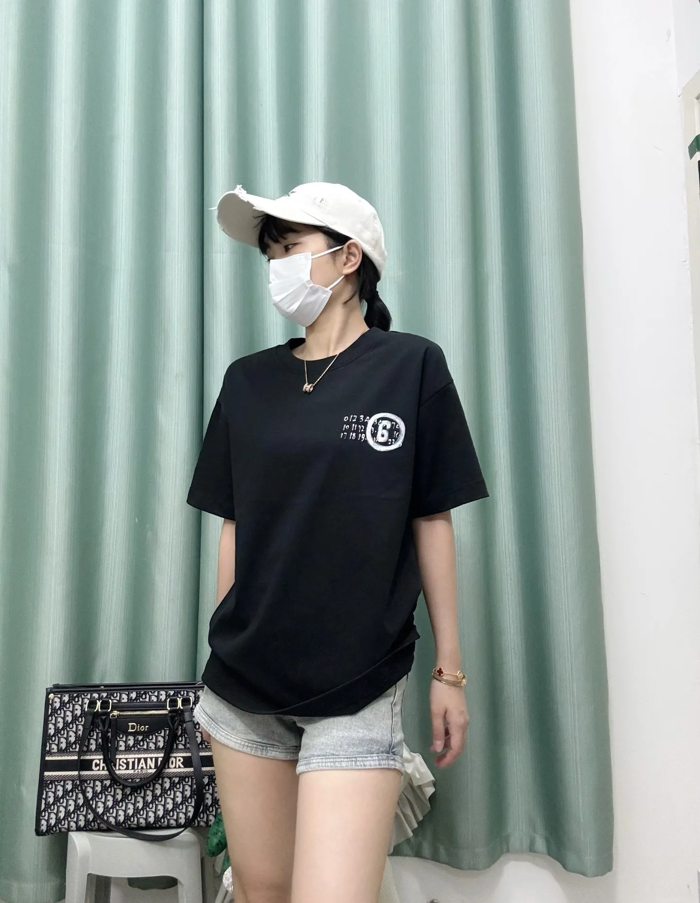 Black ， Same Style